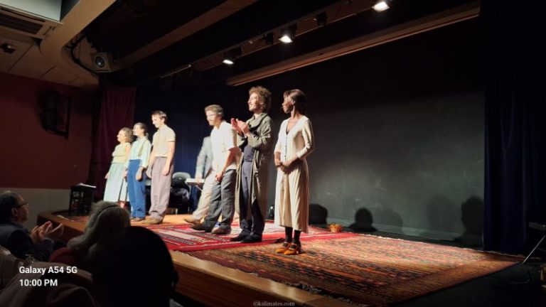 Découvrez la représentation de « Le cadavre encerclé » de Kader Yacine, célébrant le 70ème anniversaire de la Révolution algérienne. Plongez dans l’univers poétique et engagé de cet écrivain emblématique à travers une performance unique, sans décor ni effets, mais pleine d’émotion.